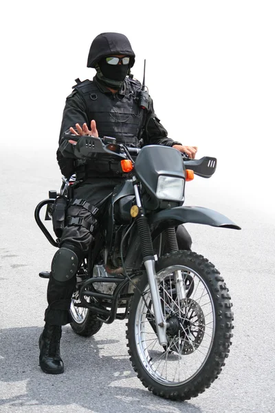 Man in het zwart op motorfiets — Stockfoto