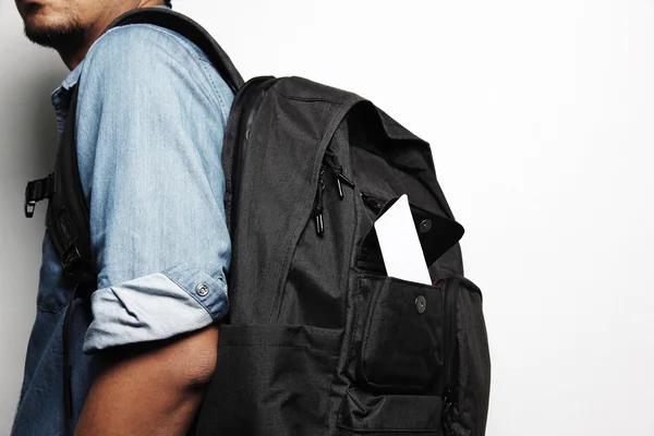 Sırt çantalı genç adam.