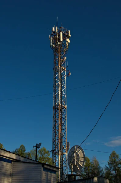 Communicatietoren op skipiste in de buurt van de stad zomer — Stockfoto