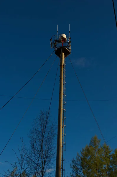 Communicatietoren op skipiste in de buurt van de stad zomer — Stockfoto