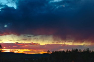 Gün batımında yol ve ormanın üzerinde sıcak bir akşam