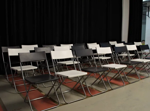 Κενό Μαύρο Δωμάτιο Τάξη Περιμένει Τον Δάσκαλο Και Τους Οπαδούς — Φωτογραφία Αρχείου