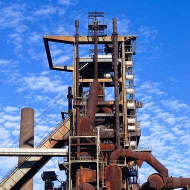 Verrostete und still llgelegte Industrie Barracke im Ruhrpott vor blauem Himmel mit Wolken im Sommer