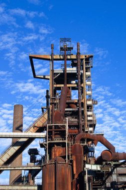 Verrostete und still llgelegte Industrie Barracke im Ruhrpott vor blauem Himmel mit Wolken im Sommer
