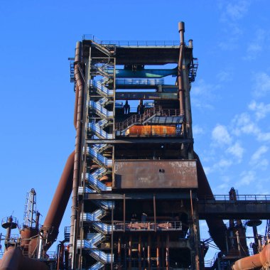 Verrostete und still llgelegte Industrie Barracke im Ruhrpott vor blauem Himmel mit Wolken im Sommer