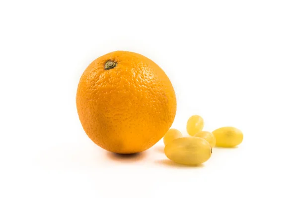 Mano Sosteniendo Naranja Fresca Aislada Sobre Fondo Blanco — Foto de Stock