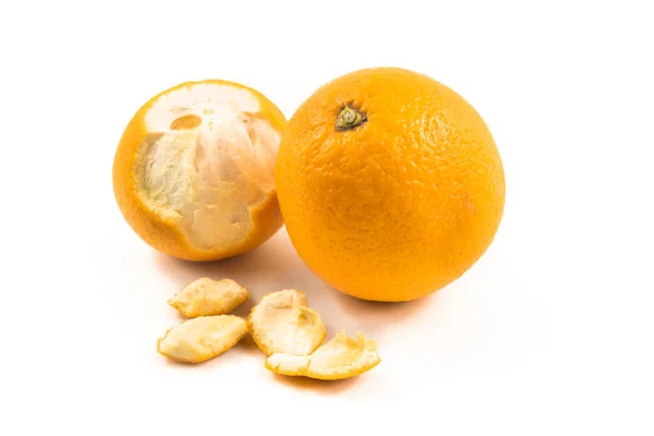 Mano Sosteniendo Naranja Fresca Aislada Sobre Fondo Blanco — Foto de Stock