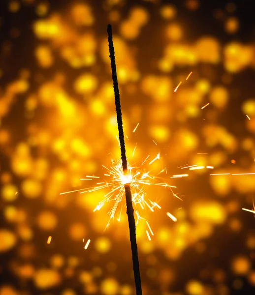 Fotografias verticais de um sparkler muito brilhante em um belo fundo de Natal — Fotografia de Stock