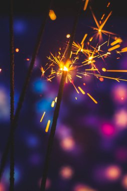 Parlak mavi arkaplandaki fotoğraflarda havai fişekler, bayram, Noel ve yılbaşı ışıkları, masaüstünde ya da web sitesinde