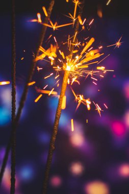 Parlak mavi arkaplandaki fotoğraflarda havai fişekler, bayram, Noel ve yılbaşı ışıkları, masaüstünde ya da web sitesinde