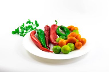 Beyaz izole edilmiş zemin üzerinde kırmızı kırmızı kırmızı kırmızı biber fotoğrafları serisi boş alan ve yeşiller ile, web sitesi ve menü afişi