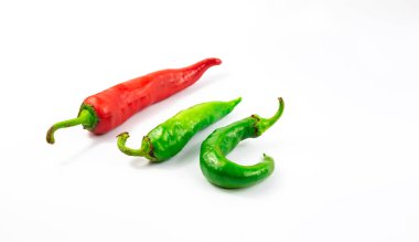 Beyaz izole edilmiş zemin üzerinde kırmızı kırmızı kırmızı kırmızı biber fotoğrafları serisi boş alan ve yeşiller ile, web sitesi ve menü afişi