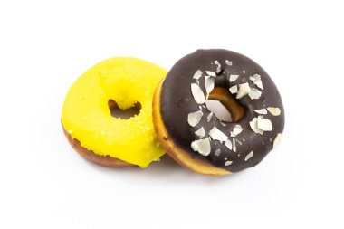 Beyaz izole edilmiş arka planda jöleli çok renkli güzel çöreklerin fotoğrafları.