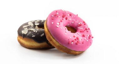 Beyaz izole edilmiş arka planda jöleli çok renkli güzel çöreklerin fotoğrafları.