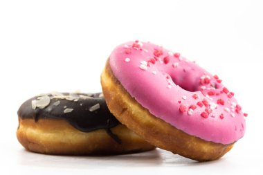 Beyaz izole edilmiş arka planda jöleli çok renkli güzel çöreklerin fotoğrafları.