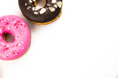 Beyaz izole edilmiş arka planda jöleli çok renkli güzel çöreklerin fotoğrafları.