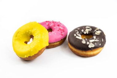 Beyaz izole edilmiş arka planda jöleli çok renkli güzel çöreklerin fotoğrafları.