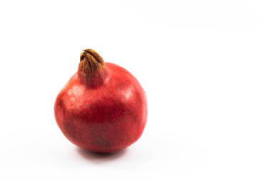 Boş bir arkaplanda, beyaz izole edilmiş bir zemin üzerinde nar bulunan bir dizi fotoğraf, masaüstünüz veya web siteniz için diğer egzotik meyvelerle güzel kompozisyonlar, şablon ve afişler