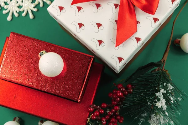 Weihnachtliche Hintergründe Mit Dekorationen Auf Grün Platz Für Text Und — Stockfoto