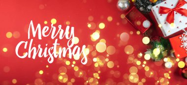 Yeni yıl kompozisyonları, kırmızı pankartlar ve yeni yıl dilekleri, dekorasyonlar ve hediye kutuları, kartpostallar.