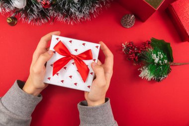 COVID virüsünün temasının kırmızı arka planında çekilmiş bir dizi yeni yıl fotoğrafı, kendinize iyi bakın, fotoğraftaki maskeler, Noel hediyeleri.