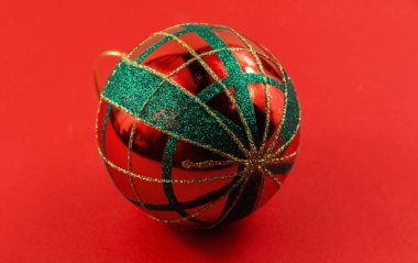 Kırmızı arka planda bir dizi fotoğraf, yeni yıl ve Noel kompozisyonları ve sadece bir sürü fotokopi alanı ve güzel resimler değil.