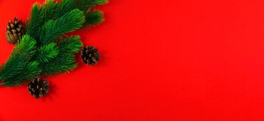 Kırmızı arka planda bir dizi fotoğraf, yeni yıl ve Noel kompozisyonları ve sadece bir sürü fotokopi alanı ve güzel resimler değil.
