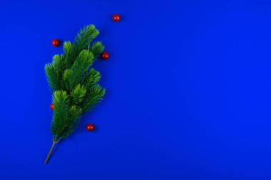 Güzel bir mavi arka plan, üst manzara, şablon üzerinde Yeni Yıl ve Noel özellikleri ve dekorasyonları