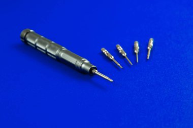 Oyuncak plastik plazmalar, mavi arka planda izole edilmiş. Babalar Günü, inşaat endüstrisi, inşaat ve onarım konsepti. Metin için kopyalama alanı olan düz konum biçimi