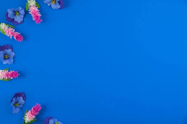 装飾花や背景 フラットデザイン パターンやトップビュー 青の背景 テキストのための場所 装飾サービスセット フレームのテーマに関する写真のシリーズ — ストック写真