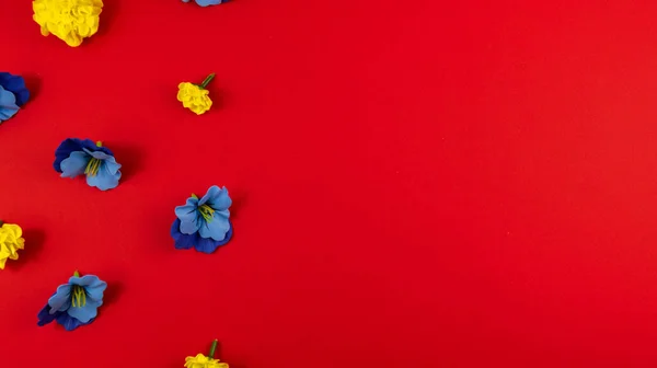 Фотографія Плоского Дизайну Червоному Тлі Місцем Тексту Декоративними Квітами Порожньою — стокове фото