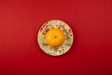 Kırmızı ve sarı arkaplanda bir dizi noel öncesi fotoğraf. Lolipoplar ve bayramın özellikleri, üst görünüm, düz tasarım.