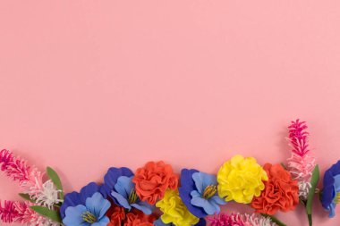 Çiçek kompozisyonu. Bir fincan kahve, kurumuş çiçekler ve yapraklar. Üst manzara, düz uzanma