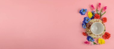 Çiçek kompozisyonu. Bir fincan kahve, kurumuş çiçekler ve yapraklar. Üst manzara, düz uzanma