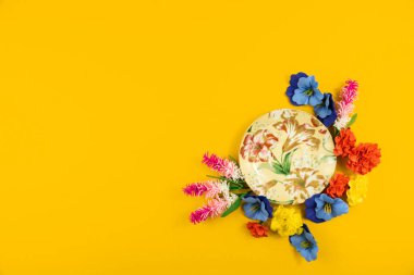 Rahatlama, çay içme teması üzerine sarı arka planda güzel kompozisyonları olan bir dizi fotoğraf, çiçeklerle dolu rahat hayatlar ve dekoratif bir set, bir fincan ve çay tabağı.