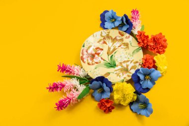 Rahatlama, çay içme teması üzerine sarı arka planda güzel kompozisyonları olan bir dizi fotoğraf, çiçeklerle dolu rahat hayatlar ve dekoratif bir set, bir fincan ve çay tabağı.