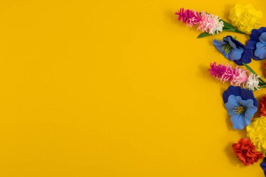 Rahatlama, çay içme teması üzerine sarı arka planda güzel kompozisyonları olan bir dizi fotoğraf, çiçeklerle dolu rahat hayatlar ve dekoratif bir set, bir fincan ve çay tabağı.