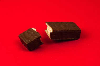 Kırmızı ve diğer arkaplanlar, basit renkler, detaylı makro çekimler ve desenlerle dolu bir çikolata çubuğunun fotoğrafları.