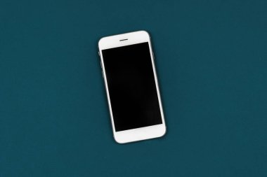 Tidewater yeşil arkaplan fotoğrafında kopyalama alanı olan akıllı telefon