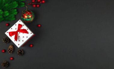 Siyah arkaplan, dekorasyon, güzel tasarımlar, tatil, metin yeri, kopyalama alanı üzerine Noel kompozisyonları