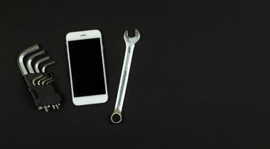 Akıllı telefon, tablet ya da cep telefonu tamir etmek için bir takım araçlar. Modern akıllı telefon, kopyalama alanı. Yakın plan, beyaz arkaplan, izole et.