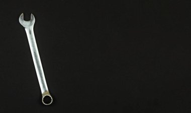 Koyu Döşemeli Arkaplanda 3 Anahtarlı