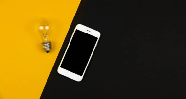 Tungsten ampulünü aç, gerçekçi fotoğraf görüntüsü beyaz arkaplanda parlayan sarı ampulü izole et