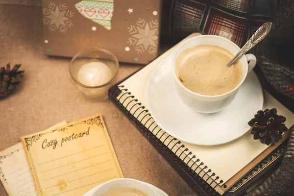 Sıcak bir akşam, ruh hali ve bir fincan sıcak kahve dekorasyonlu bir ekose, bir mum, bir kartpostal fotoğrafı