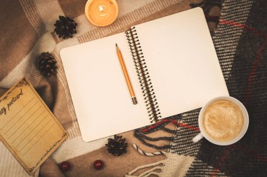 Ev samimi atmosfer, uzay defterini kalem ile kopyala. Sıcak, sıcak tonlarda bir fotoğrafın üzerine uzan.