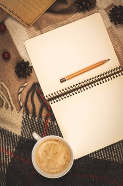 Konforlu kompozisyon dikey fotoğraf, mum ışığında ve sıcak bir ev fotoğrafında uzay defterini kalem ile kopyala