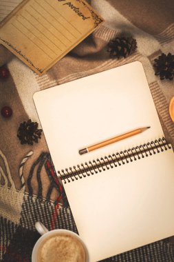 Konforlu kompozisyon dikey fotoğraf, mum ışığında ve sıcak bir ev fotoğrafında uzay defterini kalem ile kopyala