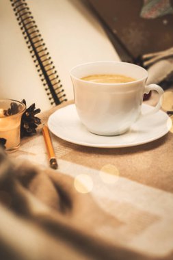 Sıcak ev atmosferi, bir fincan sıcak içecek fotoğrafı.