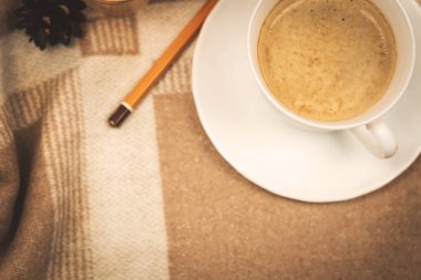 Bir fincan kahve ve kalemle çekilmiş samimi bir fotoğraf kompozisyonu, fotokopi alanı fotoğraflı bir şablon.