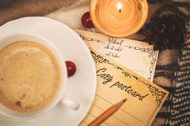 Samimi kartpostal, seans selamları fotoğraf havası, sıcak renkler, bir fincan sıcak içecek, mumlu kahve, fotoğraf.